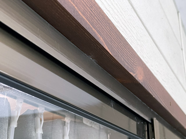 サッシのすぐ上に横の角材をネジ止め。角材は30×40mm