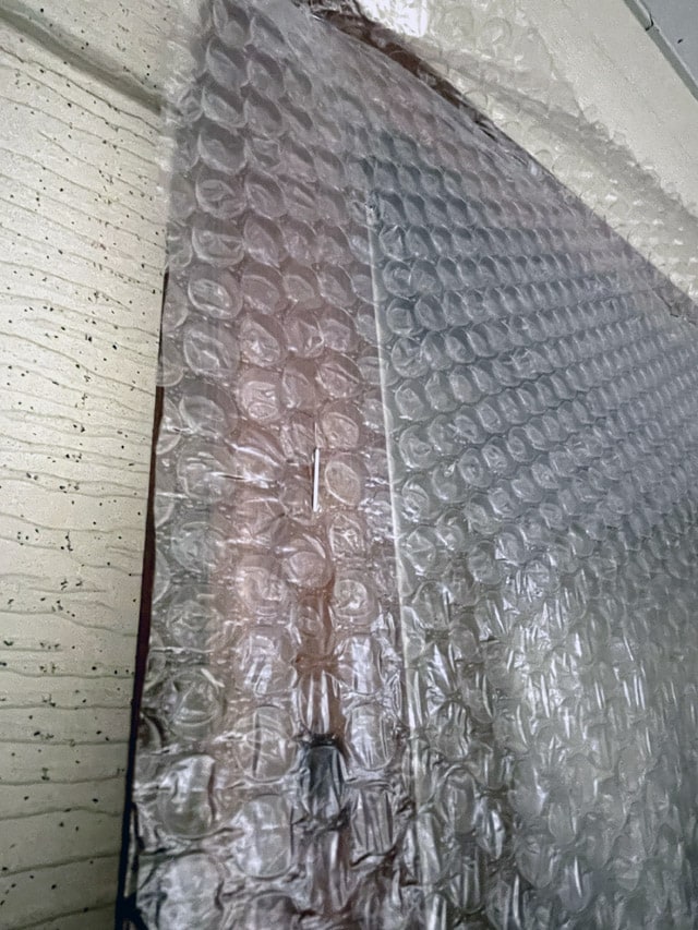 木枠部分はタッカーでプチプチを取り付け