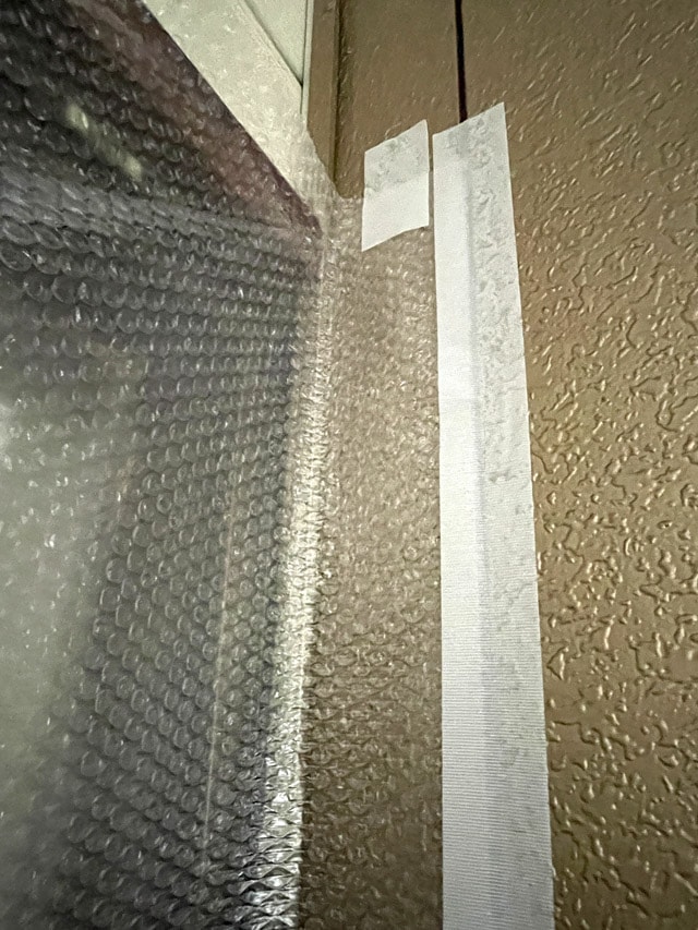 木枠のない右端は養生テープで固定