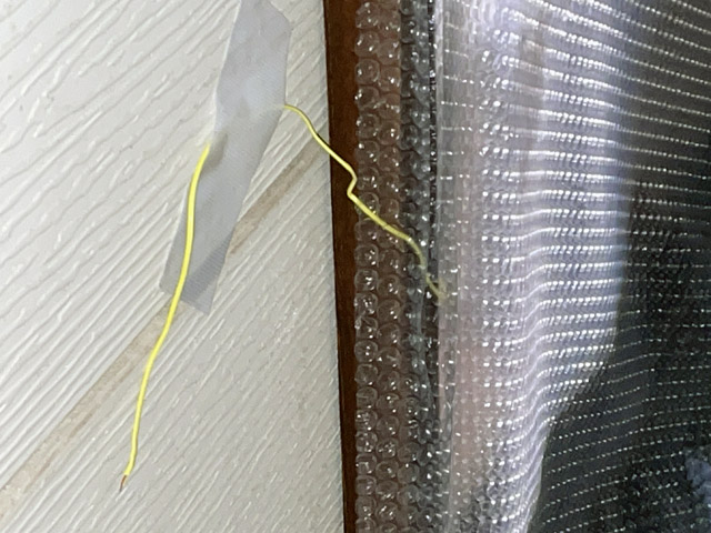 屋外のセンサーはプチプチの外に設置