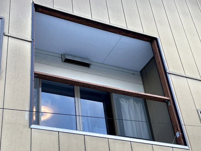 金属板の枠の内側に、漢字の“日”の字の形の木枠を縦2本・横3本の角材で増設