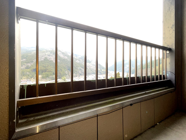 オーディオ部屋と同じレイアウトの仕事部屋側のベランダ。アルミ製の柵が取り付けられている