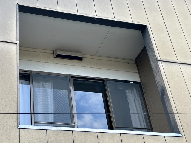 オーディオ部屋側のベランダ。アルミ製の柵を撤去した。金属板の枠の塗装がかなり劣化している