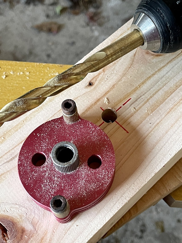 角材の加工はガレージで行ったため、2階ベランダとガレージを何度も往復