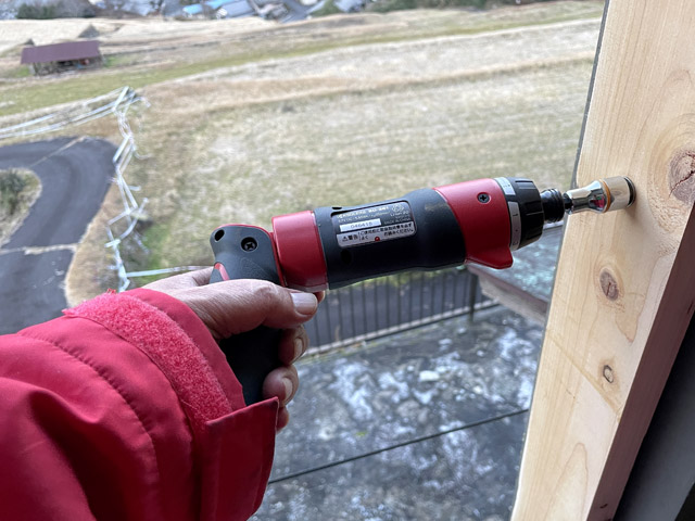 ネジが長いので電動ドライバーが活躍。最後の締め付けはスパナを使用