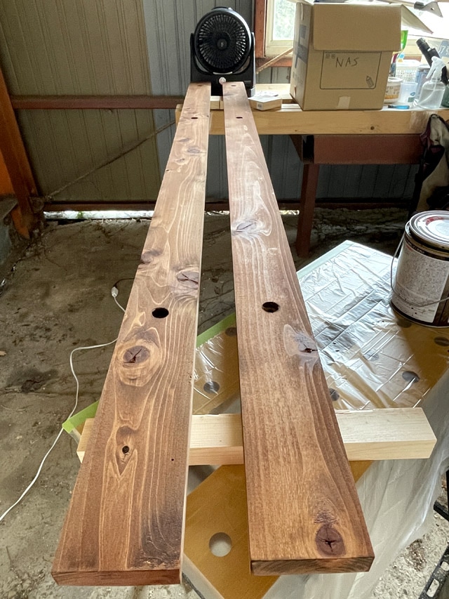 加工を終えた角材を塗装。気温が低くて塗装が乾かないので、ガレージにサーキュレーターを持ち込み送風