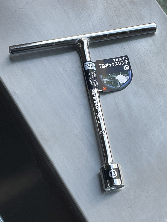 ザグリ加工をしたため、締め付けにスパナが使えないことに気付き、急遽ホームセンターでボックスレンチを購入