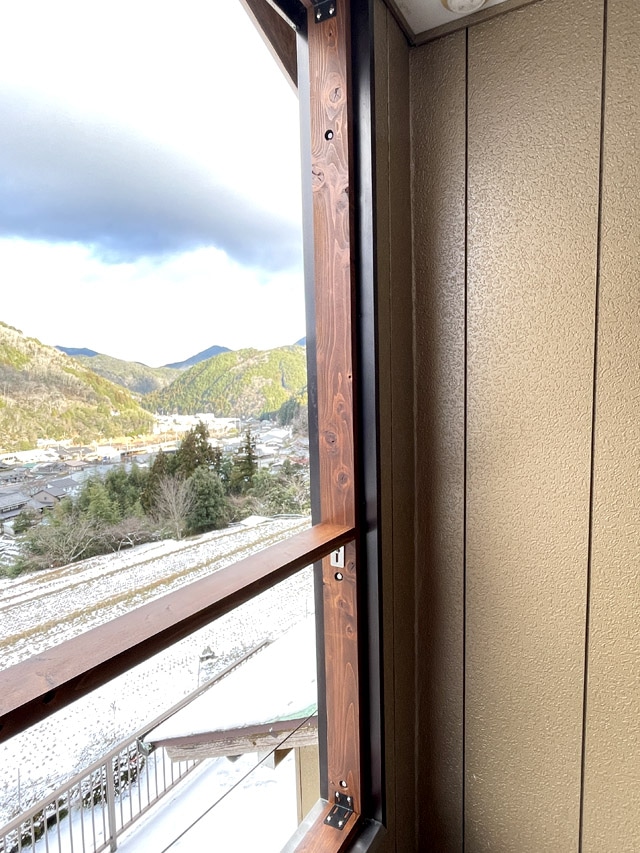 木枠の加工、取り付けが完了。景色を見ると雪