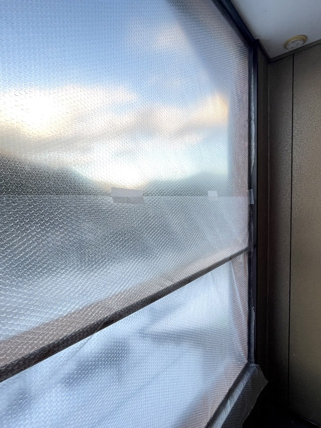 上部の角材と中間の角材は、プチプチロールの1200mmに合わせたのでタッカーで貼り付け。下側のプチプチは、中間の角材と下部の角材はタッカー、余った部分はカットせず重ねてテープ留めした