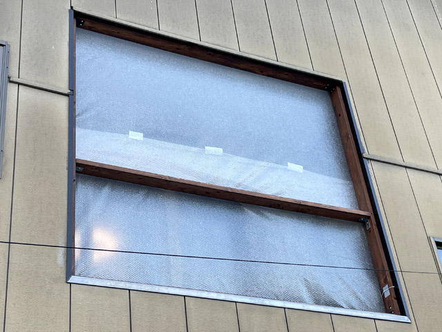 プチプチを貼り終えて、1階のテラスから撮影