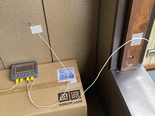 木枠の完成前に温度センサーを取り付けて計測開始。センサーのケーブル長が短いので、ロガーはベランダに設置