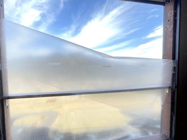 強風に耐えられず、タッカーで留めた部分のプチプチが破れた