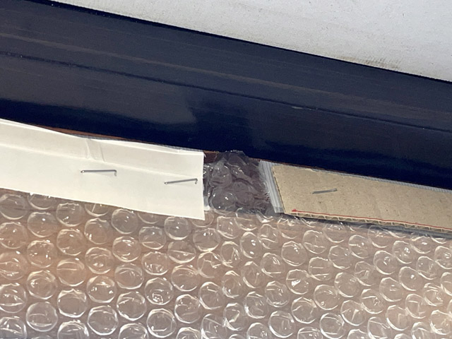 プチプチの端を養生テープで補強。牛乳パックとダンボールを長めに切って補強した