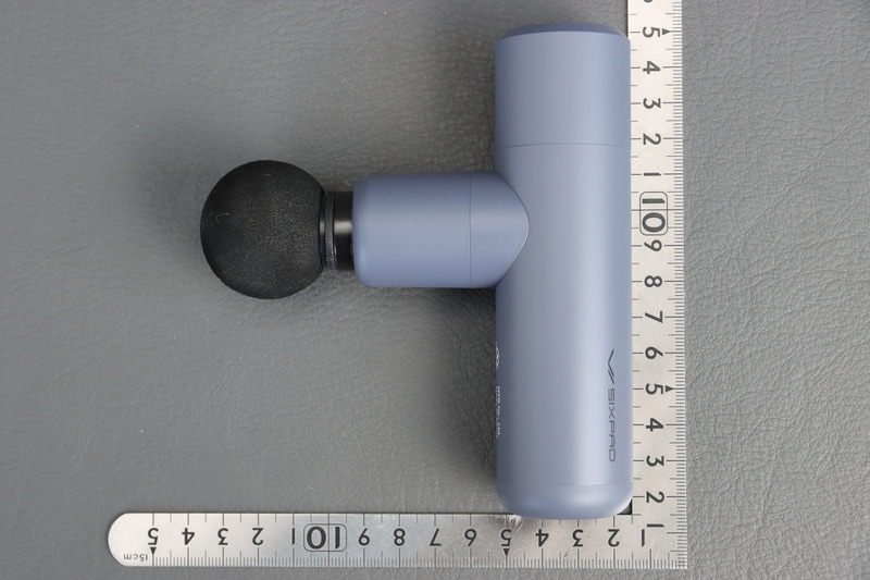 アタッチメント抜きで74×37×132mm、ポケットに入れて持ち歩けるレベル