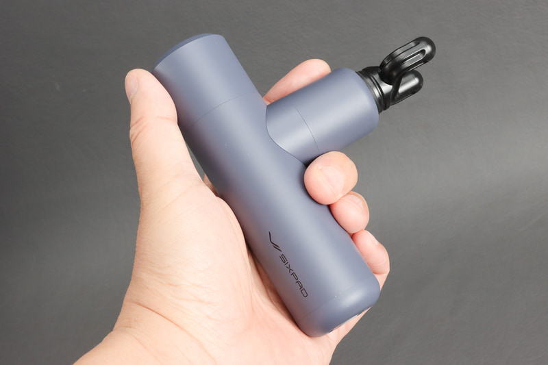 手でしっかりと握れるサイズ感。重さはアタッチメント抜きで約265g