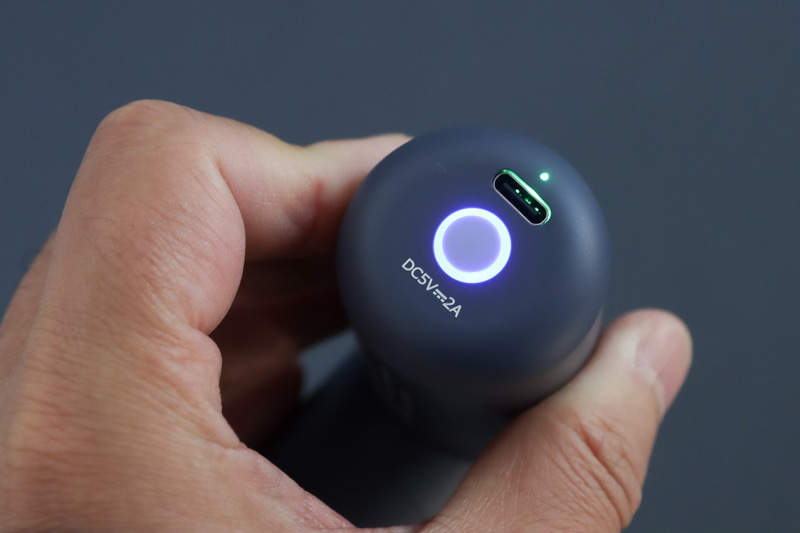 真ん中のボタンが電源ボタンで、長押しでオン/オフ、クリックごとにモードが変わる。ボタンの色がモードを表し、USBポートの色がバッテリーの残量を表す