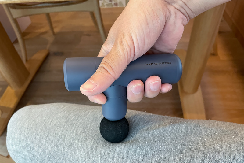 足などの大きい筋肉に強く当てたいときに、このT字型の本体が握りやすくて使い勝手がいい