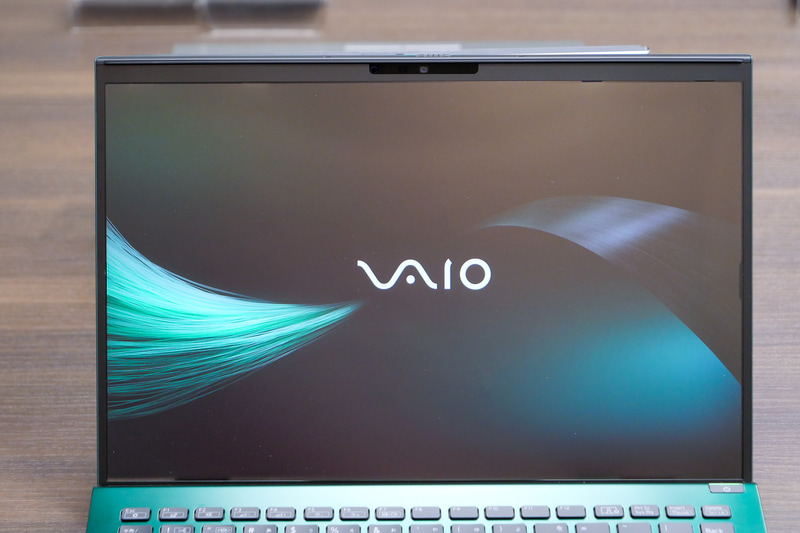 ディスプレイはアスペクト比16：10の14型液晶で、表示解像度や表面処理、ペン対応など仕様の異なる3種類から選択できる