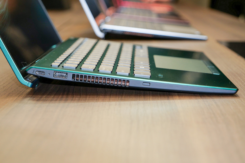 ディスプレイを開くとキーボード後方がリフトアップするリフトアップヒンジ構造も健在