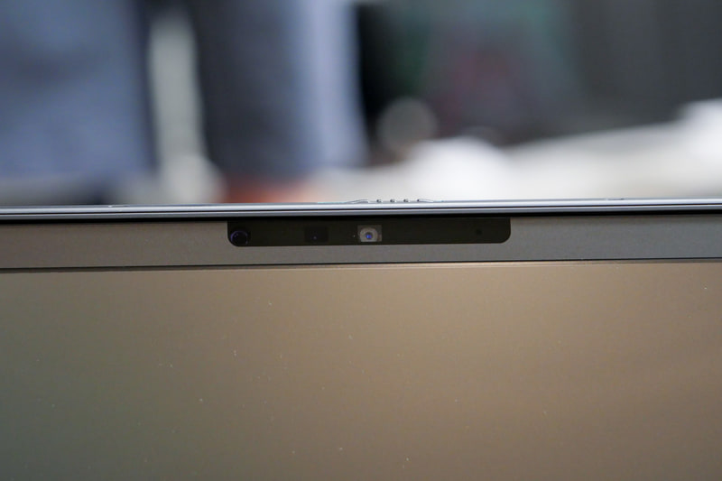 Windows Hello対応顔認証カメラを標準搭載。AIセンシング対応顔認証カメラも選択できる