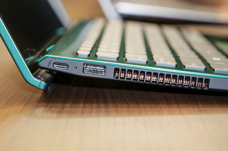 左側面にはUSB Type-CとUSB Type-Aを配置