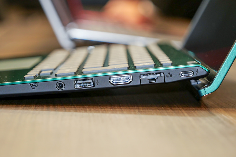 右側面にはオーディオジャック、USB Type-A、HDMI、ギガビットイーサネット、USB Type-Cを配置