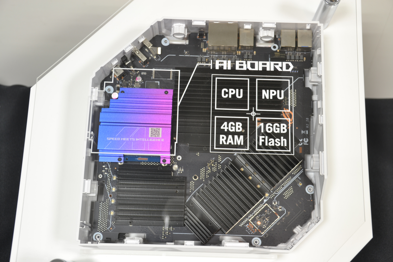 内部の基板。AI用のボードが追加されている形