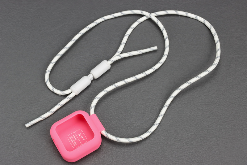 カラビナの代わりにショルダーストラップをつけたところ