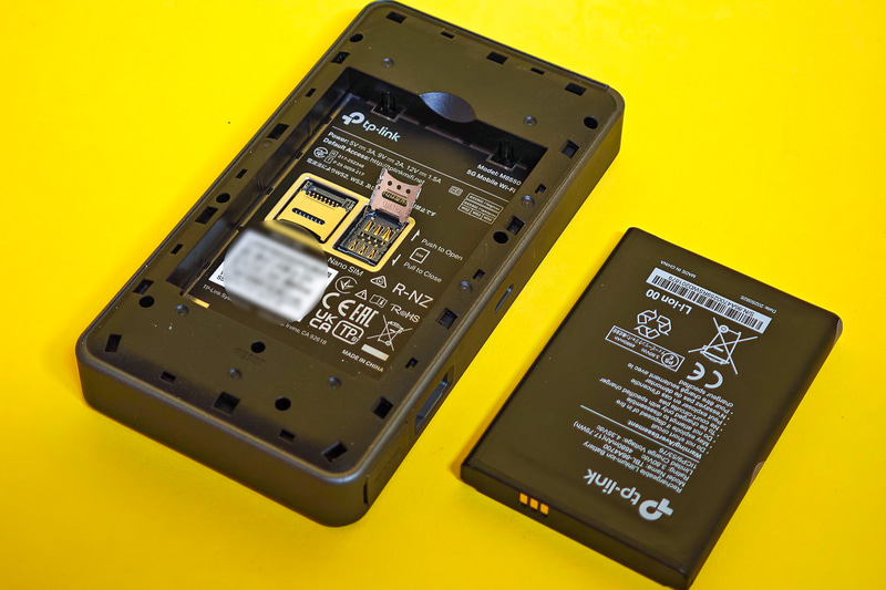裏蓋を開け、バッテリーを取り外すとnanoSIMカードスロットにアクセスできる