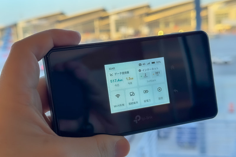 海外取材に持っていき、海外の空港で利用した様子。日本の通信キャリアのSIMカードをローミングさせて使っている