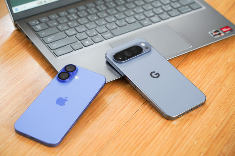 今回はWindowsの「スマートフォン連携」アプリを使って、iPhoneもしくはAndroidとの写真や動画を転送してみる。どちらも自宅のWi-Fiに接続させておき、無線で転送するのでケーブル接続は不要。Bluetoothはオンにしておく