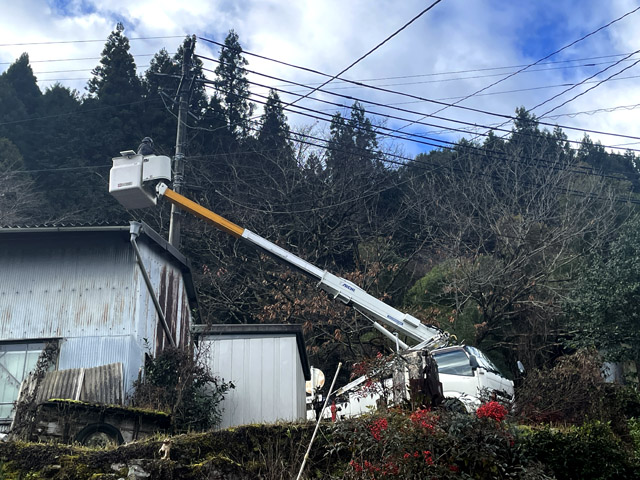 南側の県道の電柱で作業開始