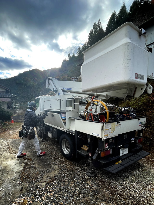 高所作業用のバケット車を敷地内に移動