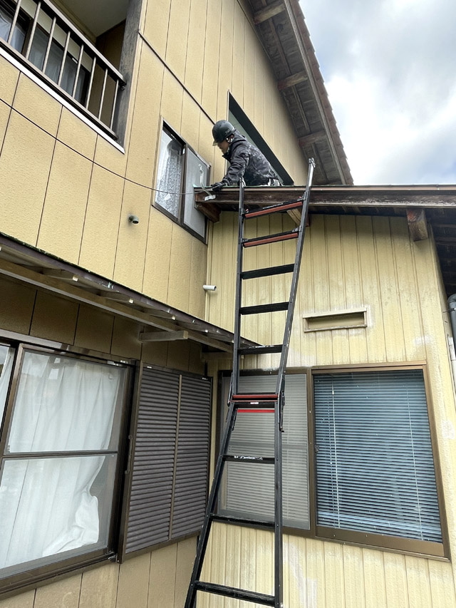 2階のオーディオ部屋の前を通過して仕事部屋のベランダまで光ケーブルを通す