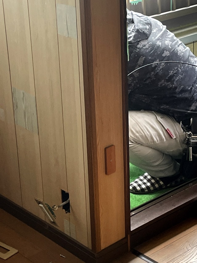 2階の仕事部屋のベランダの壁に穴を開け、コンセントから室内へ