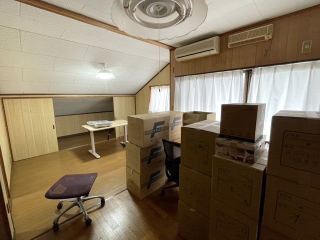 引っ越しした日の仕事部屋。PCを設置していないので、有線LAN接続での速度は計測できていない