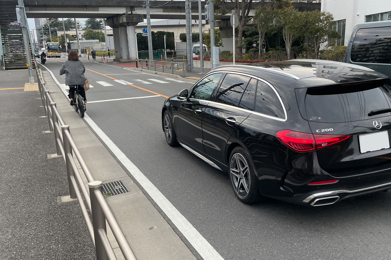はみだし追い越し禁止の道では自転車を追い抜くときもセンターラインをはみ出してはならない、ということになっているのだが、果たしてこんなに見通しの利く道にそれは必要なのか？