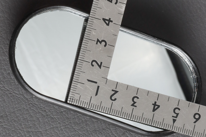 ミラー部は幅92mmほど、高さは46mmほどであまり大きくはない