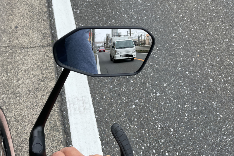 見え方のイメージ、鏡面は広いしブレもないし見やすい