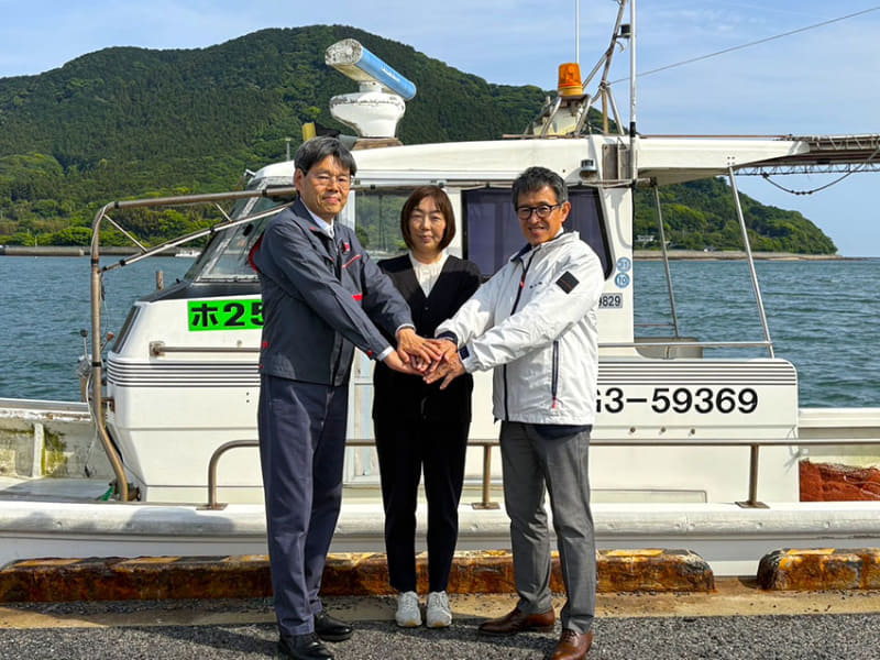写真左から、旭タンカー株式会社 常務取締役 中野道彦氏、山口県漁業協同組合 吉佐統括支店長 徳冨暁江氏、古野電気株式会社 取締役 専務執行役員兼CMO 矮松一磨氏