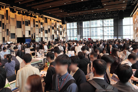 「ジオ展2026」の展示会場の様子（関連記事<a href="https://internet.watch.impress.co.jp/docs/column/chizu3/2108035.html" class="strong bn" target="_blank">『人々はなぜ「ジオ展」に集うのか――内閣府も初出展、地図と地理空間情報の展示会イベントが今年も大いに盛り上がった』</a>参照）