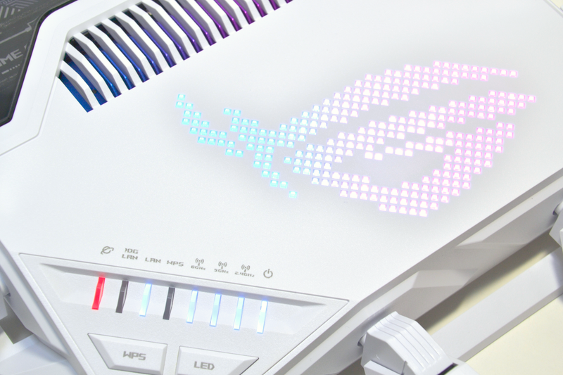 ロゴ部分はLEDが仕込まれており、光り方や色を変更できる