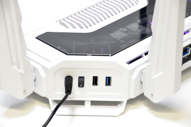 2基のUSBポートも搭載。WebカメラをつないでAIと連携できるなど、活用の幅が広がっている