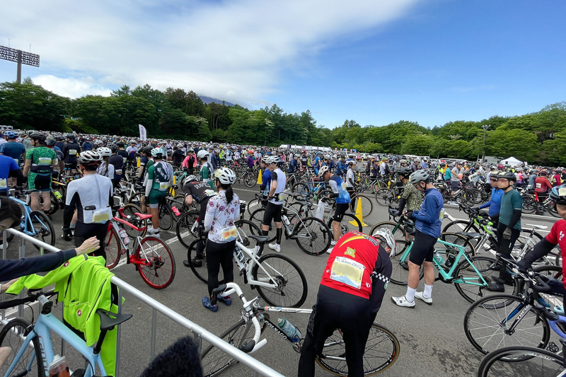 去年の富士ヒルの様子。見渡す限り自転車乗りだらけ。これでも3分の2ぐらいはスタートした後