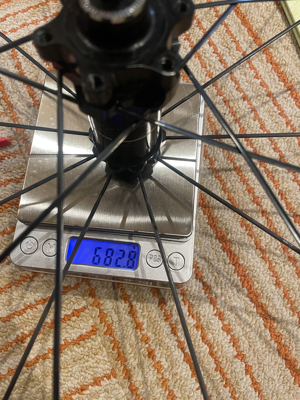 ブレーキローターやリムテープも剥がしての実測。フロントは682.8g