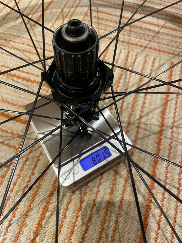 リアは実測801.5g。いつも使っているマヴィックのCOSMIC SL45よりトータルで90g以上軽い！