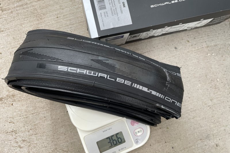 昨年の富士ヒルで使ったシュワルベ ONEの28Cは実測366g。耐久性重視のタイヤなのでレース向けの軽量タイヤと比較は酷だが、それにしてもスゴい軽量化だ