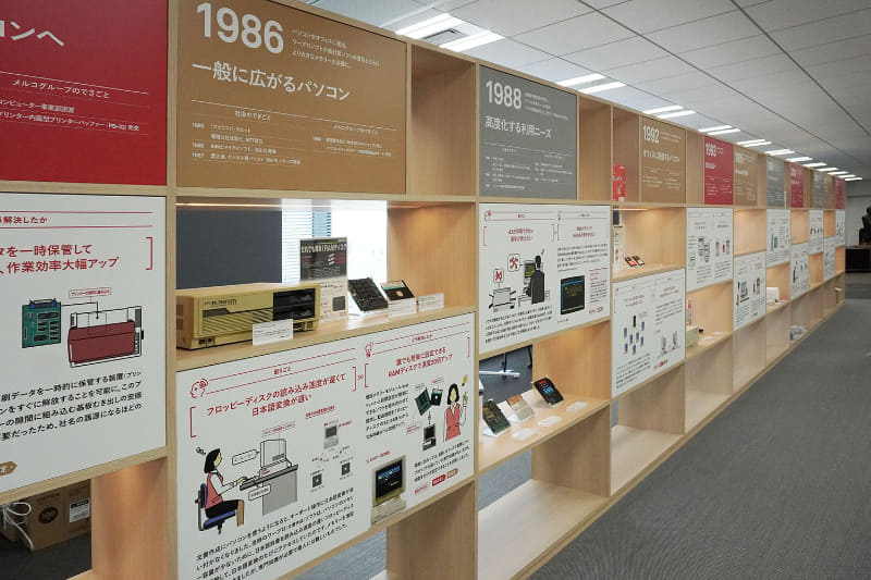 メルコ時代からのバッファローのあゆみが、多くの製品とともに展示されている