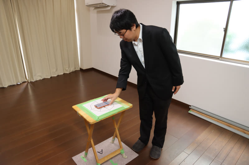 スマートフォンを住宅の複数のポイントに設置して計測（写っているのは実際に検証作業を行い、説明してくれたバッファロー社員のひとり、ネットワーク第二開発部プロダクト第三開発課 大関寛之氏）