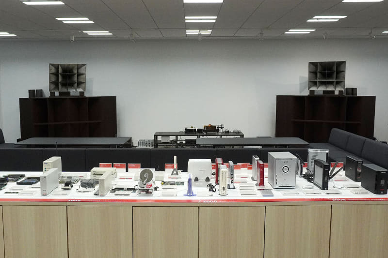 周辺機器展示スペースの奥にあるのが、創業時の糸ドライブプレーヤー